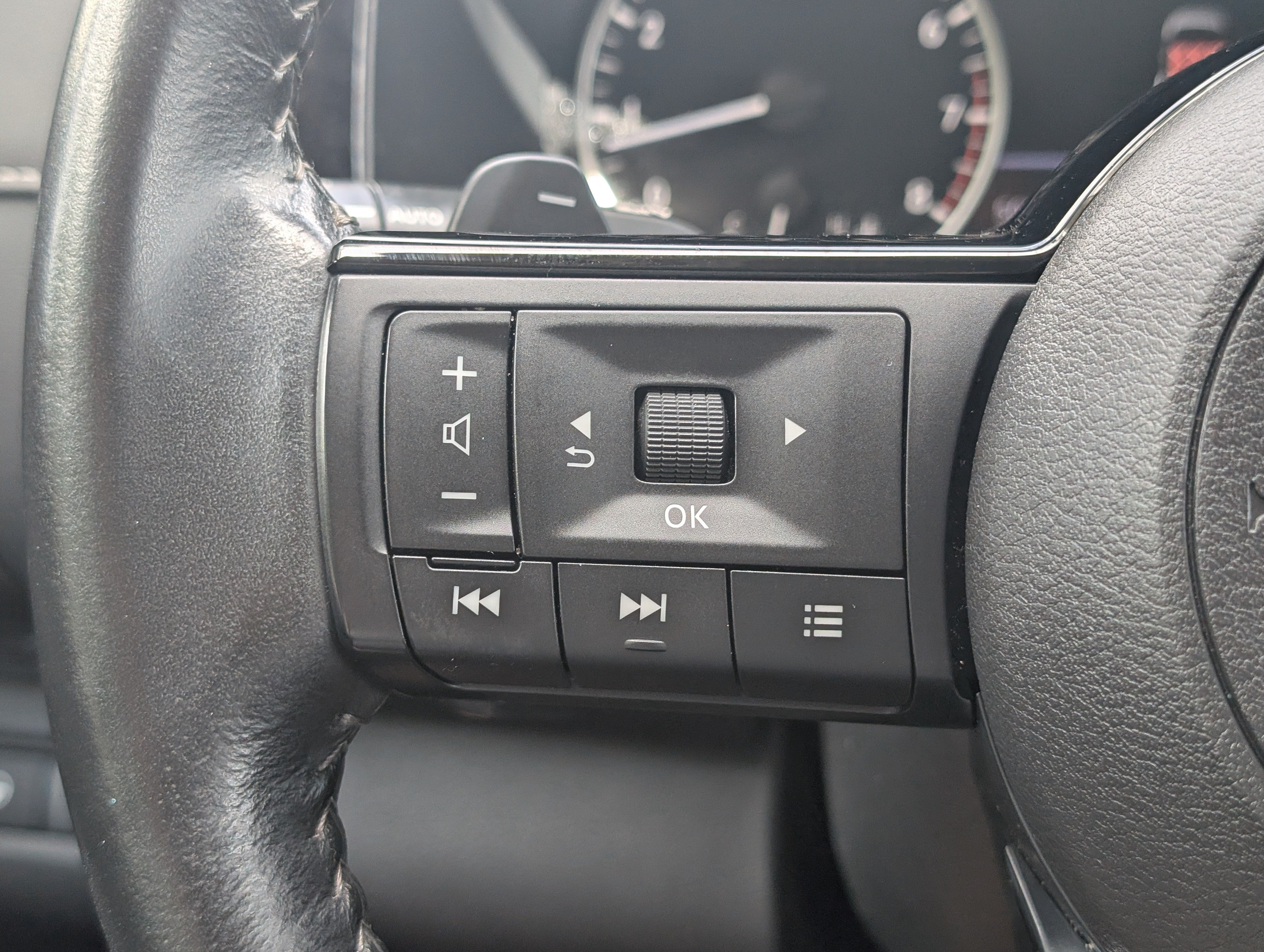 2023 Nissan Pathfinder SV
