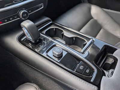 2023 Volvo S60 Recharge Plug-In Hybrid Plus Dark Theme